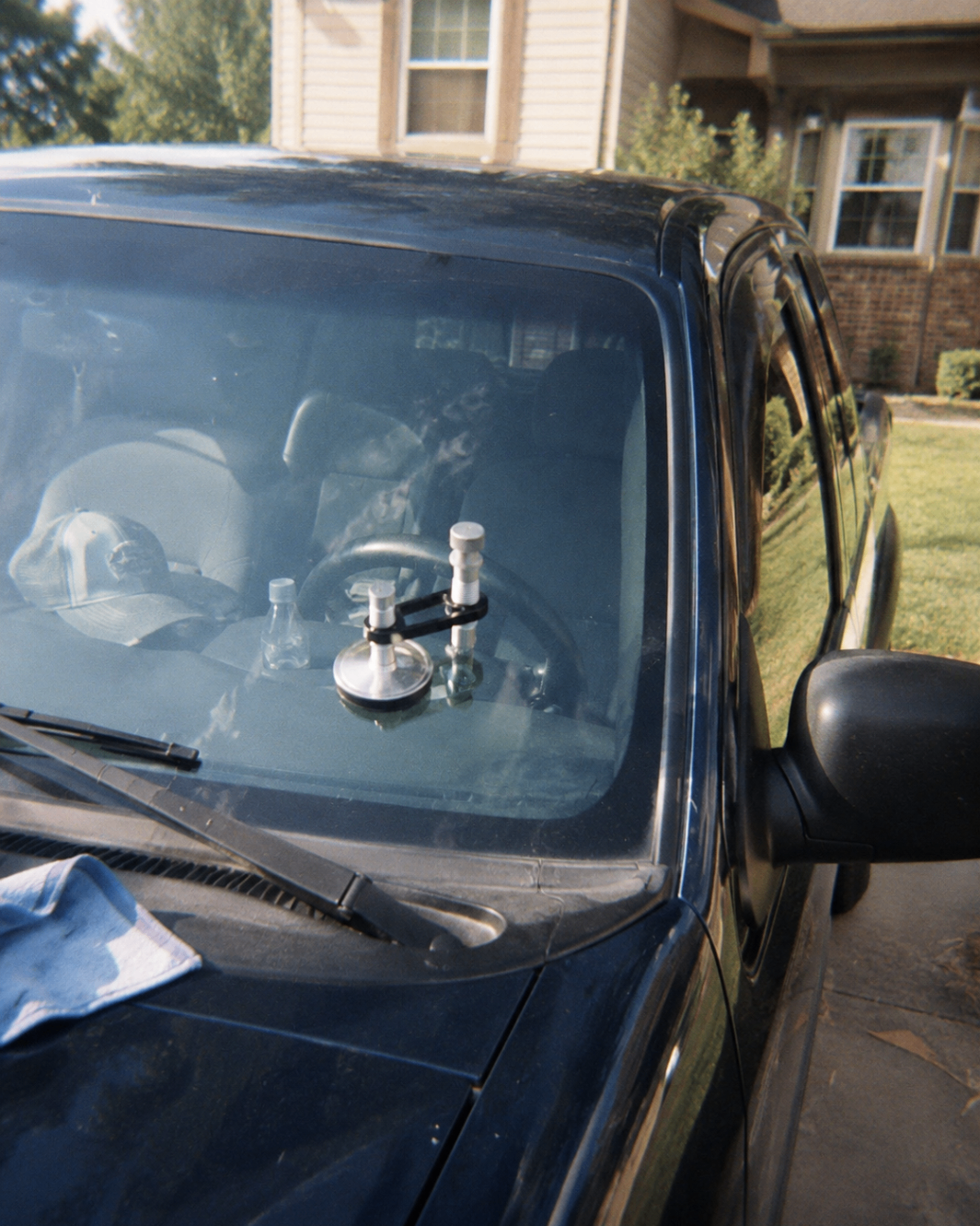 Reparación en camioneta azul